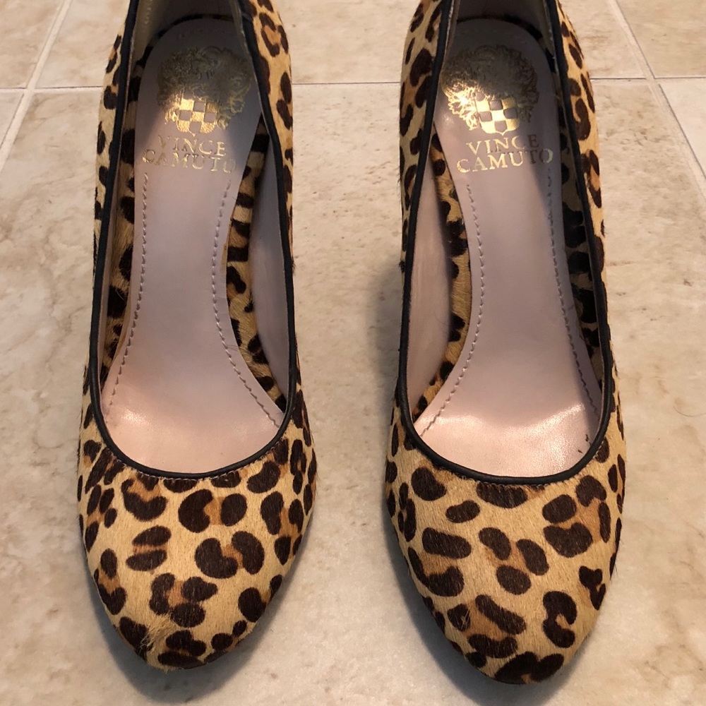 Vince camuto size 5 1/2 leopard pattern